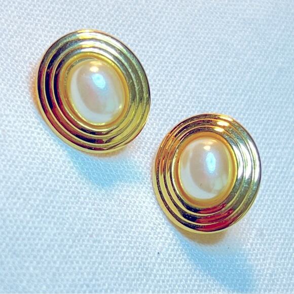 JUDY LEE VINTAGE 1950s Faux Gold and Pearl Oval Clip Earrings - Picture 1 of 7